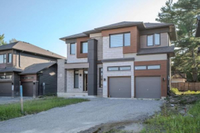 Spacious Modern Orillia Family Retreat